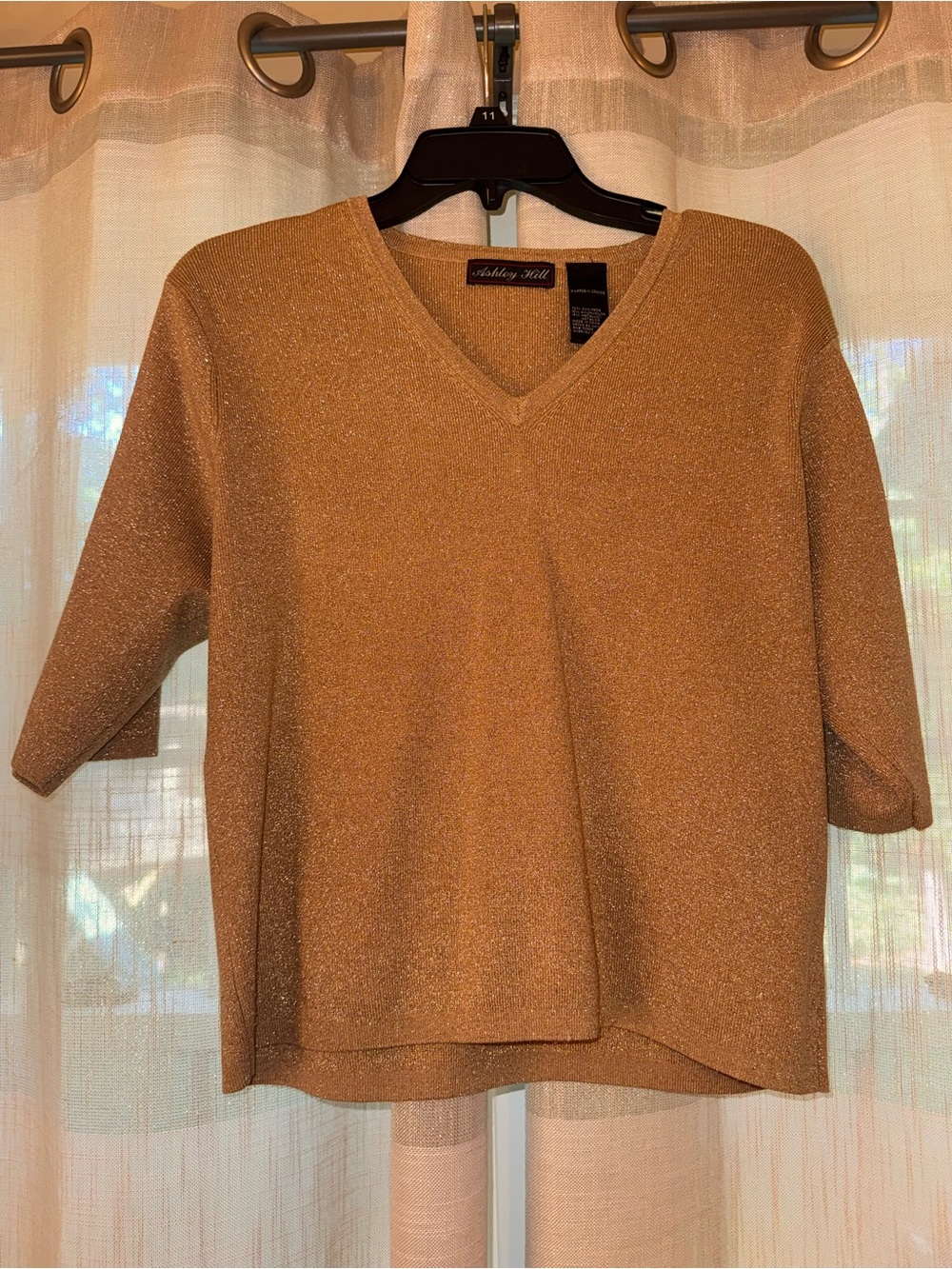 Ashley Hill Metallic Silk Blend V-Neck Top in Gold
Like New